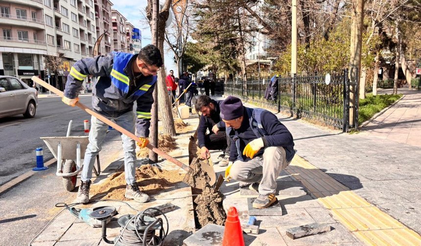 Niğde’de bozulan kaldırım onarılıyor