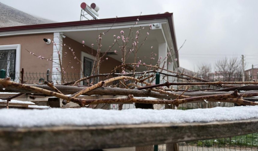 Nisan’da sürpriz kar: Niğde beyaza büründü
