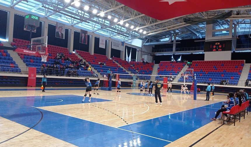 Niğde’de gençler voleybol müsabakaları sürüyor