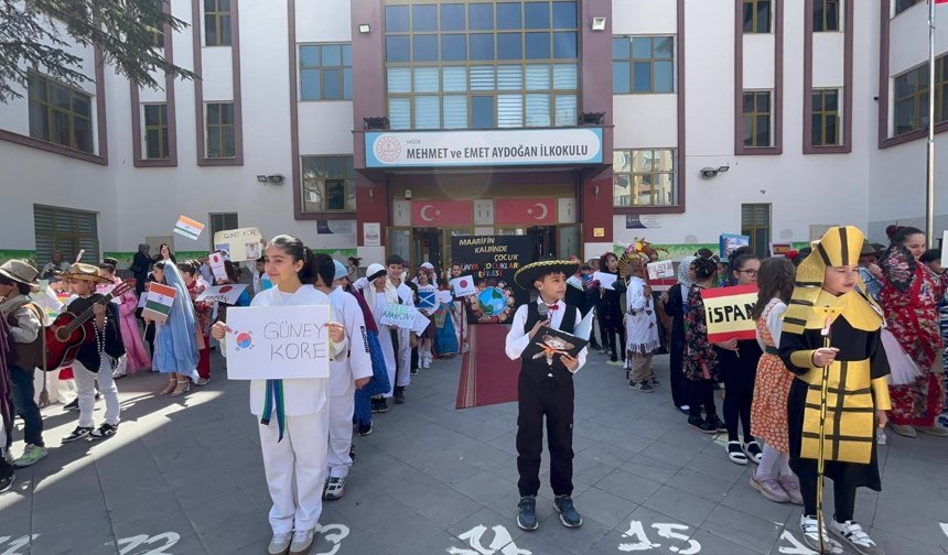 Niğde’de “Dünya Çocukları Defilesi” renkli görüntülere sahne oldu