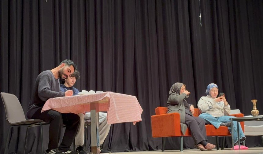 Niğde’de 5 skeçlik komedi oyunu kahkahalarla izlendi