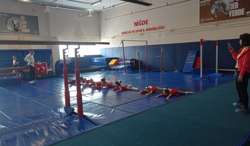 Niğde’de Minik Sporculardan nefes kesen gösteri