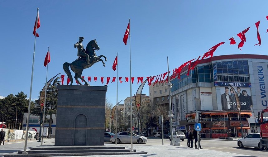 Niğde’de Cumhuriyet Meydanı 23 Nisan’a hazır