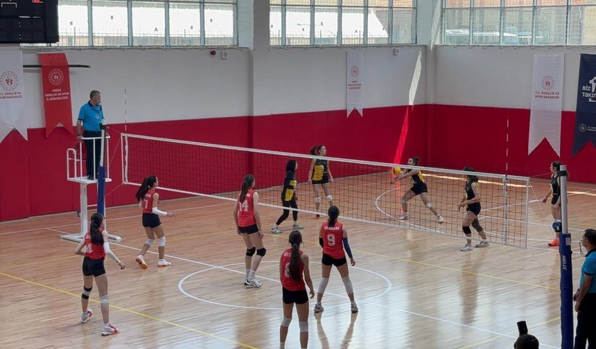 Niğde’de küçük kızlar voleybol grup müsabakaları oynandı