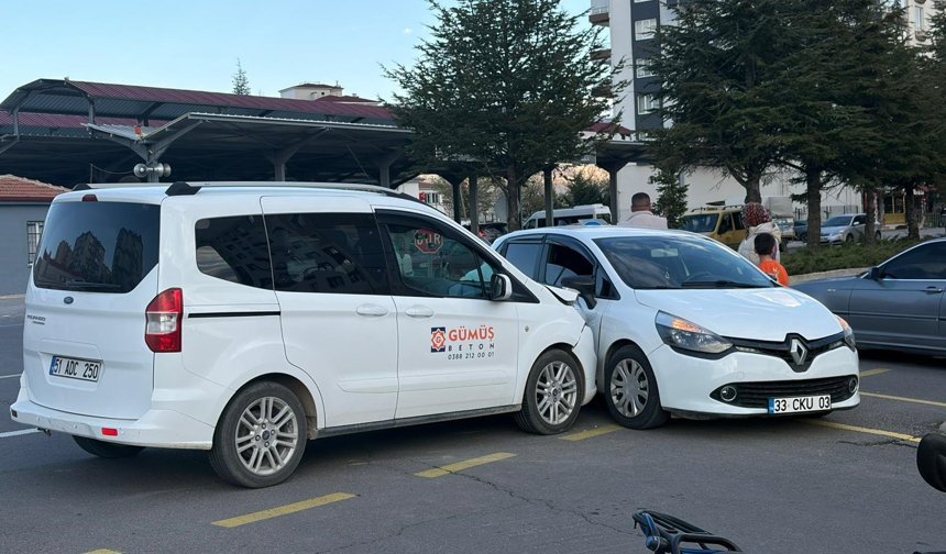 Efendibey Mahallesinde maddi hasarlı kaza