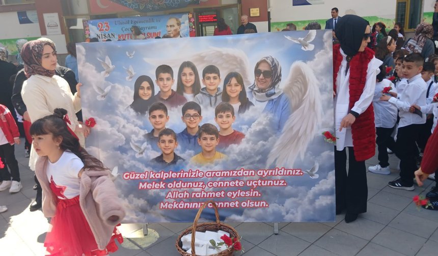 Şehit öğretmen ve öğrenciler için balonlar gökyüzüne bırakıldı