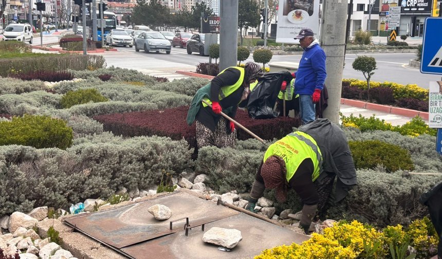 Niğde’de bahar temizliği ve peyzaj çalışmaları sürüyor