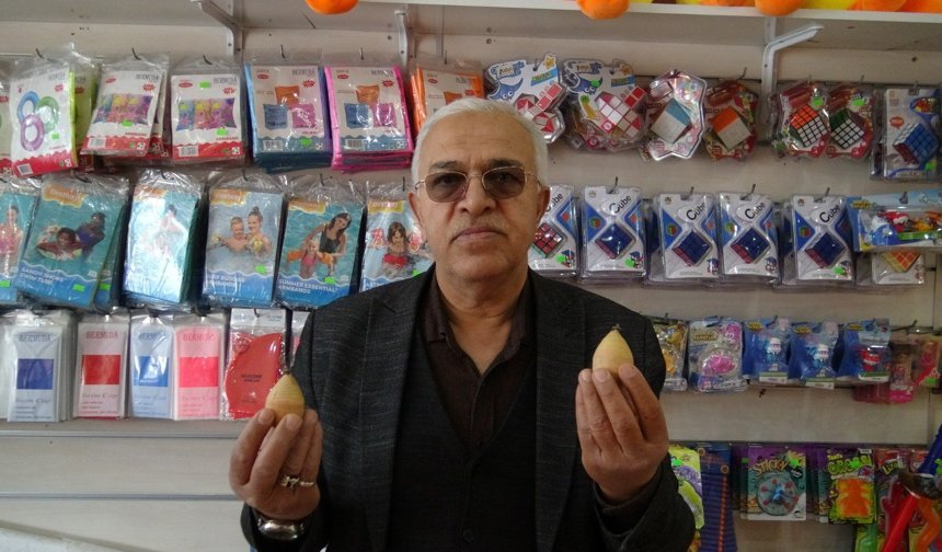 Küçük eller oyuncağı bıraktı ekrana tutundu