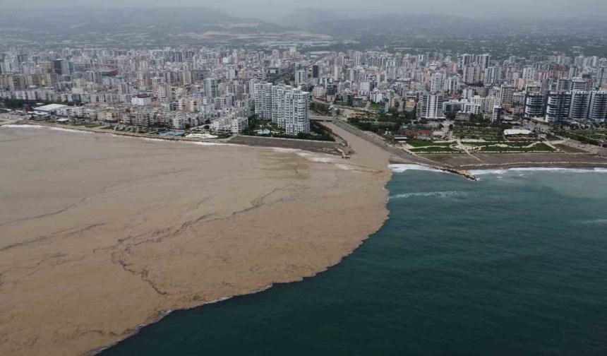 Yaylalardaki sel dereleri coşturdu, Akdeniz'i kahverengiye bürüdü