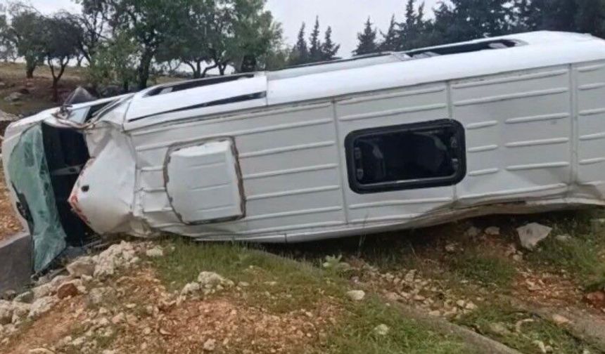 Kontrolden çıkan işçi servisi şarampole uçtu: 16 yaralı