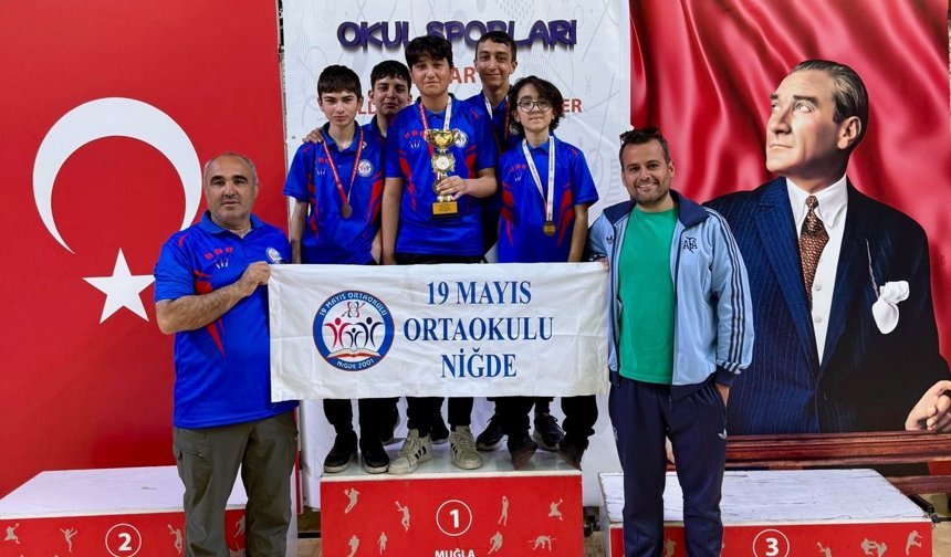 19 Mayıs Ortaokulu Dartta Türkiye üçüncüsü oldu