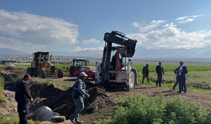 Altunhisar'da arazi yolları ve su kanalları yenileniyor