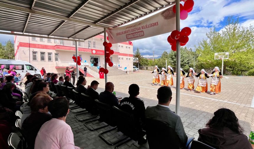 Altunhisar'da özel bireylerden Engelliler Haftası gösterisi