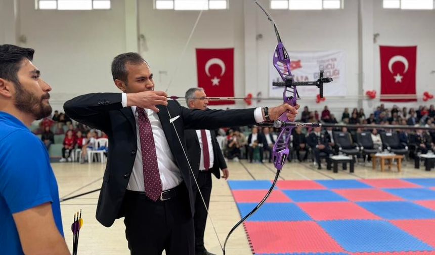 İlçe protokolü ve gençler 19 Mayıs'ta buluştu