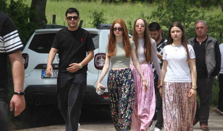 O sokaktan geçenler hayatının aşkını buluyor