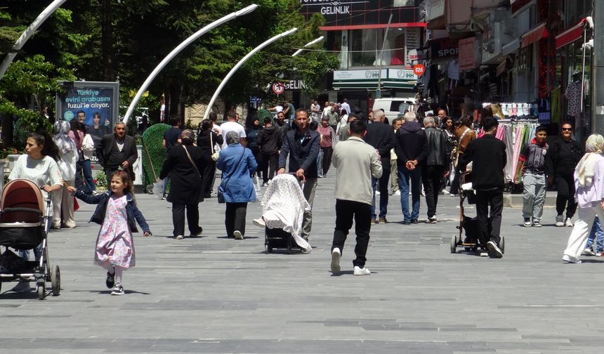Bayram sessizliği sona erdi, çarşı canlandı