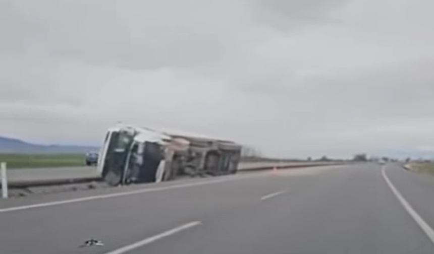 Niğde'de tır orta refüje devrildi