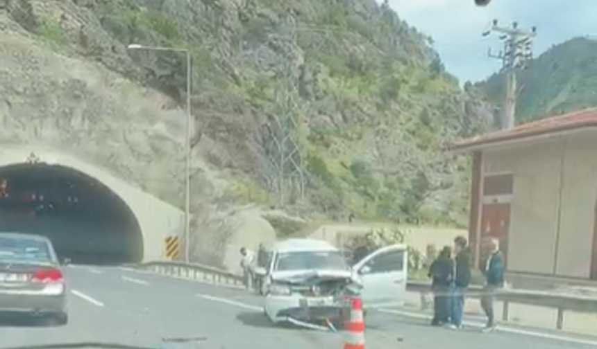 Niğde-Pozantı yolunda iki otomobil çarpıştı!