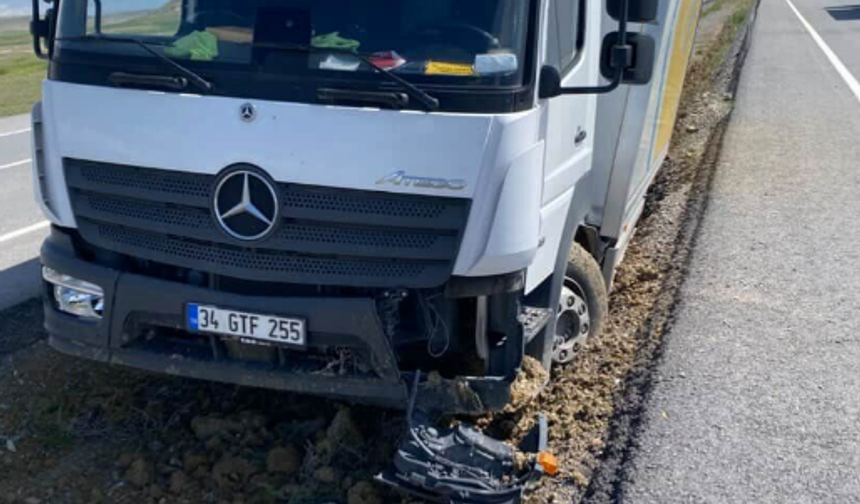 Niğde-Kayseri yolunda PTT aracı kaza yaptı