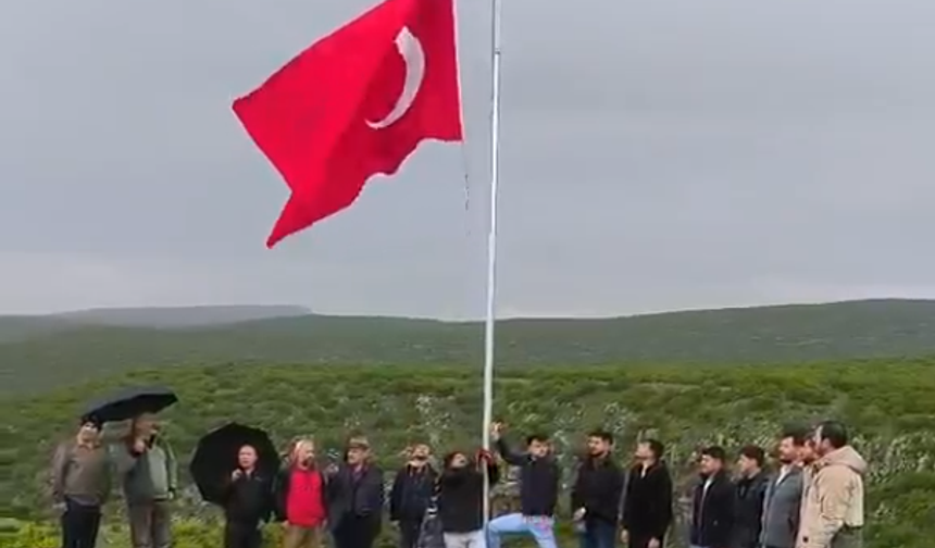 Çardak Köyü gençlerinden Dipsiz Kanyonu’na Türk bayrağı