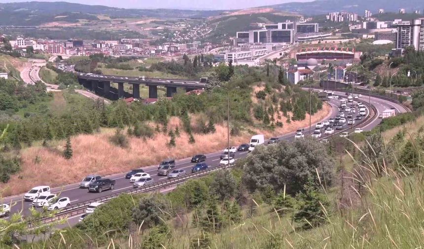 TEM Otoyolu'nda kilometrelerce araç kuyruğu oluştu