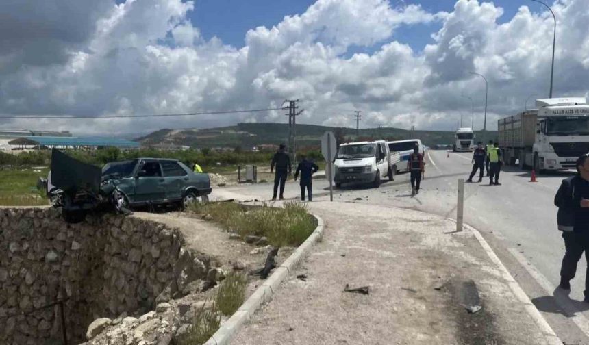 Kavşakta iki araç çarpıştı: 3 yaralı