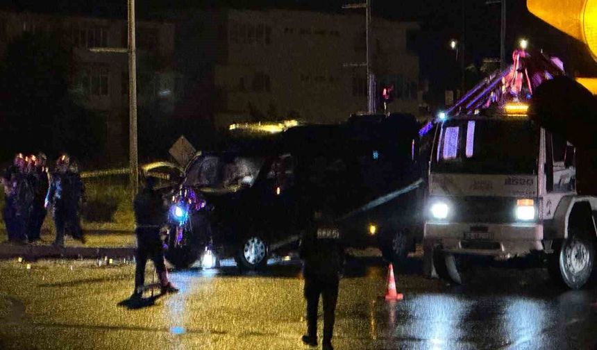 Minibüs ve otomobil çarpıştı: 1 ölü, 10 yaralı
