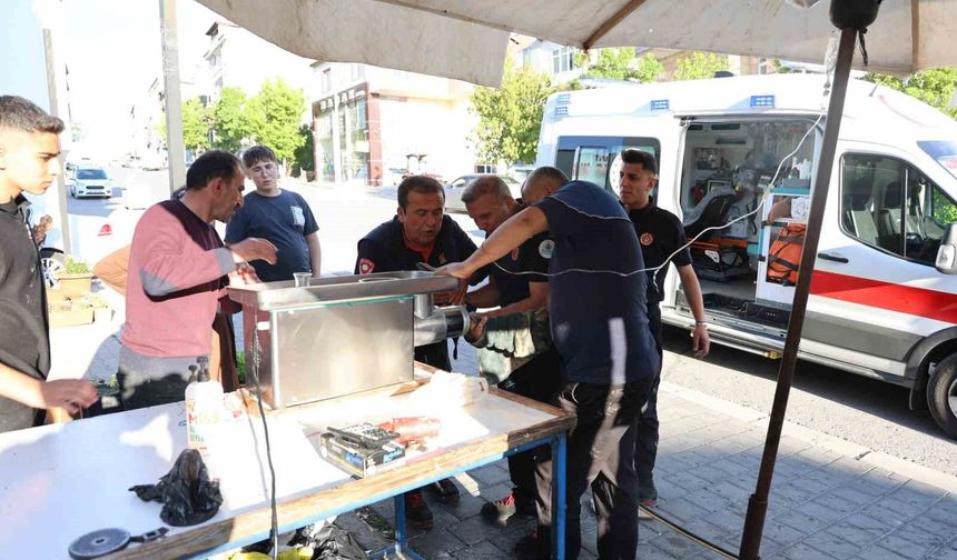 Parmağı kıyma makinesine sıkışan esnafı itfaiye kurtardı