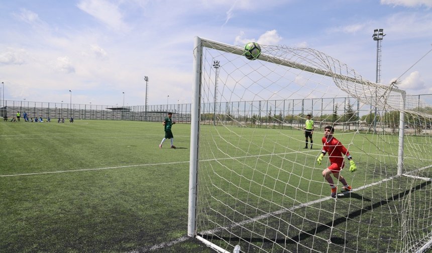 Niğde’de YURTLİG futbol bölge müsabakalarında heyecan sürüyor