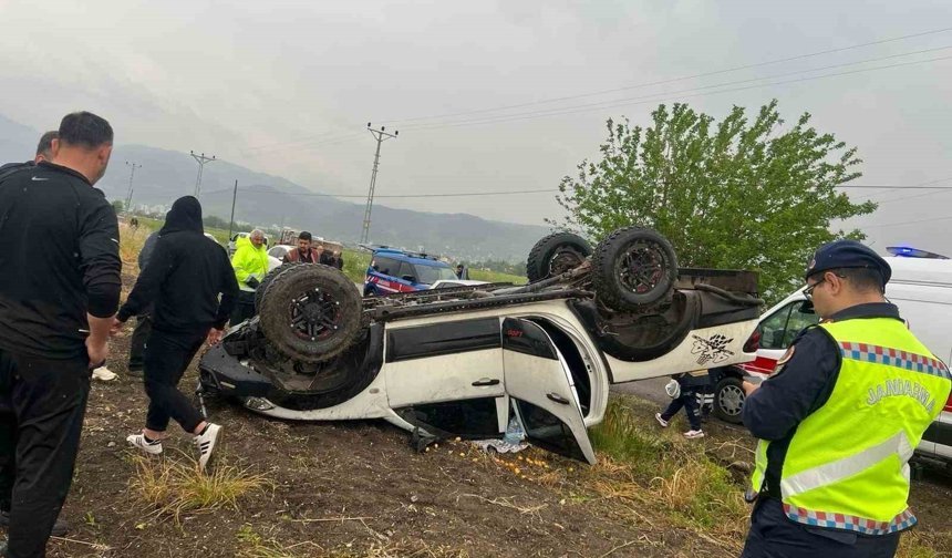 Kontrolden çıkan otomobil tarlaya devrildi