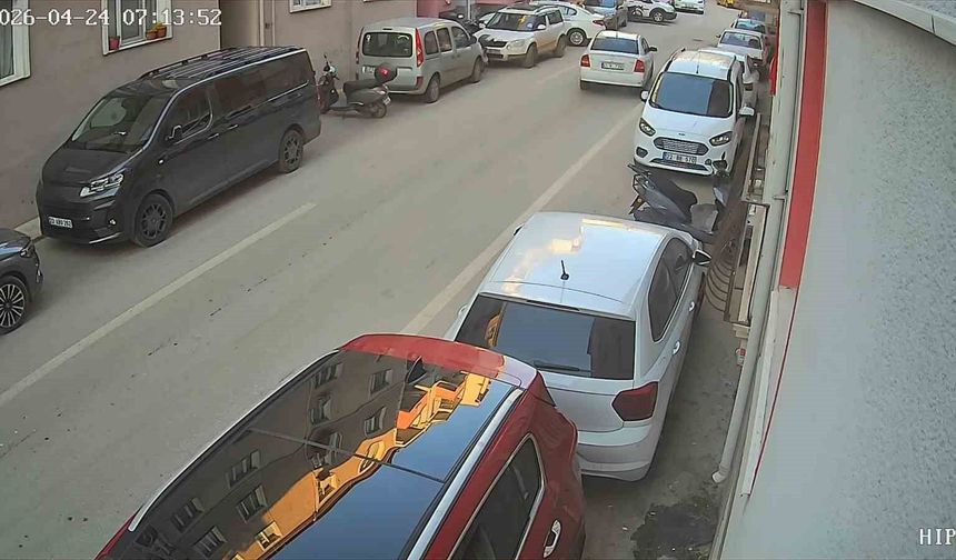 Park halindeki araca çarpıp kaçtı