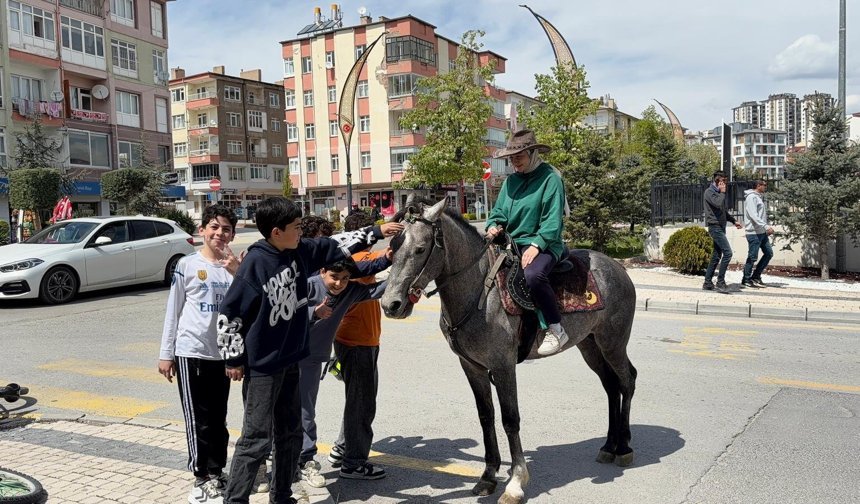Niğde’de atıyla dolaşan vatandaş ilgi odağı oldu