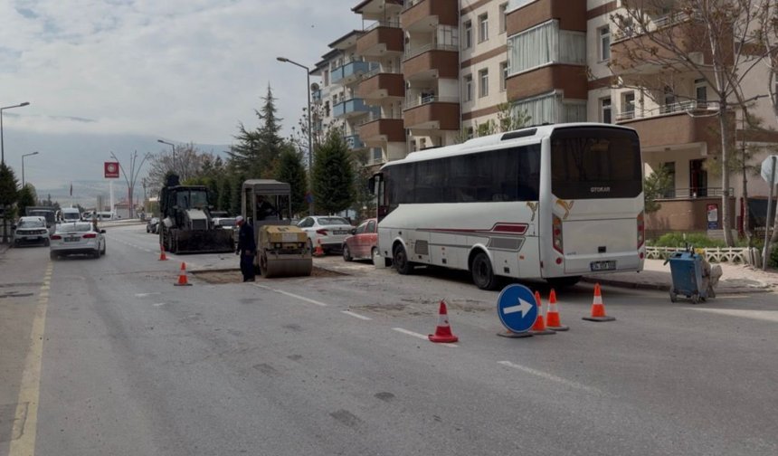 Niğde’de yol onarımı: Cadde trafiğe kapatıldı
