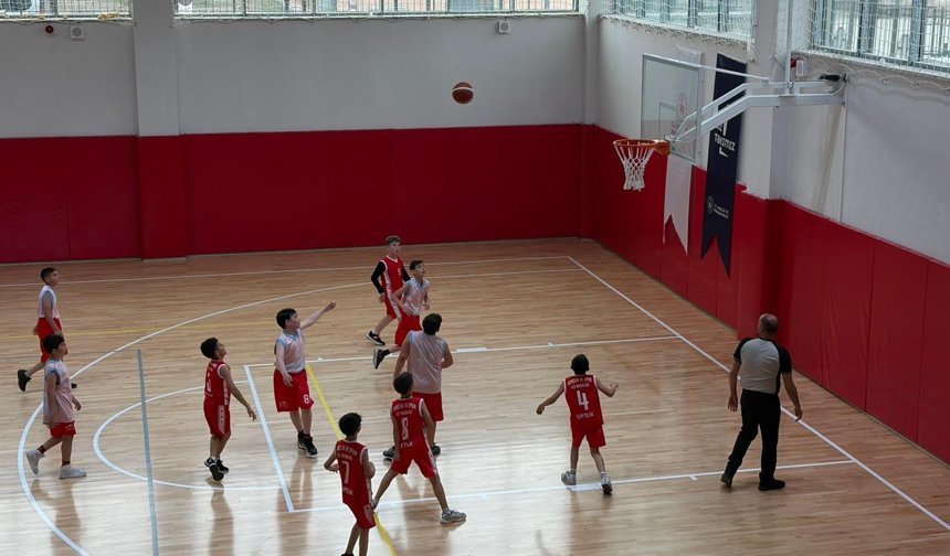 Niğde’de öğrenciler basketbol müsabakasında karşı karşıya geldi