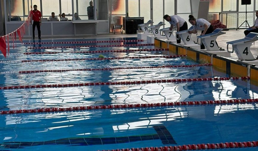 Niğde’de okul sporları yüzme müsabakaları tamamlandı