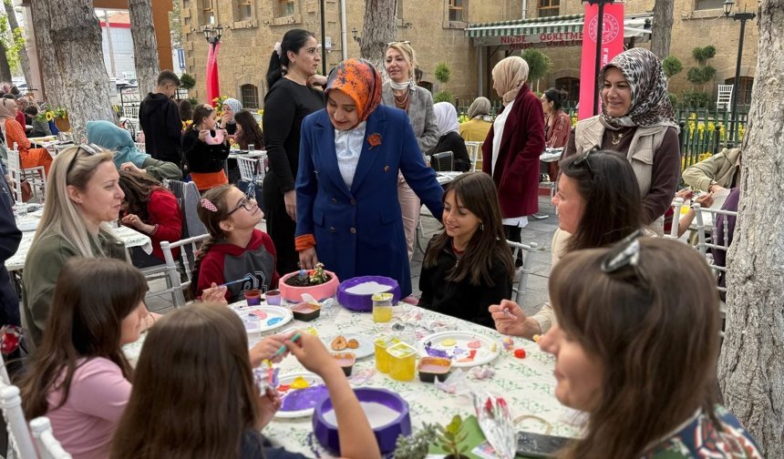 Niğde'de anne ve çocuklar "Anneler Günü" için tuval başına geçti