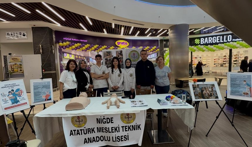 Niğde’de öğrencilerden vatandaşlara Heimlich manevrası eğitimi