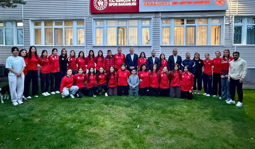AK Parti heyetinden U20 Kadın Güreş Milli Takımı’na ziyaret