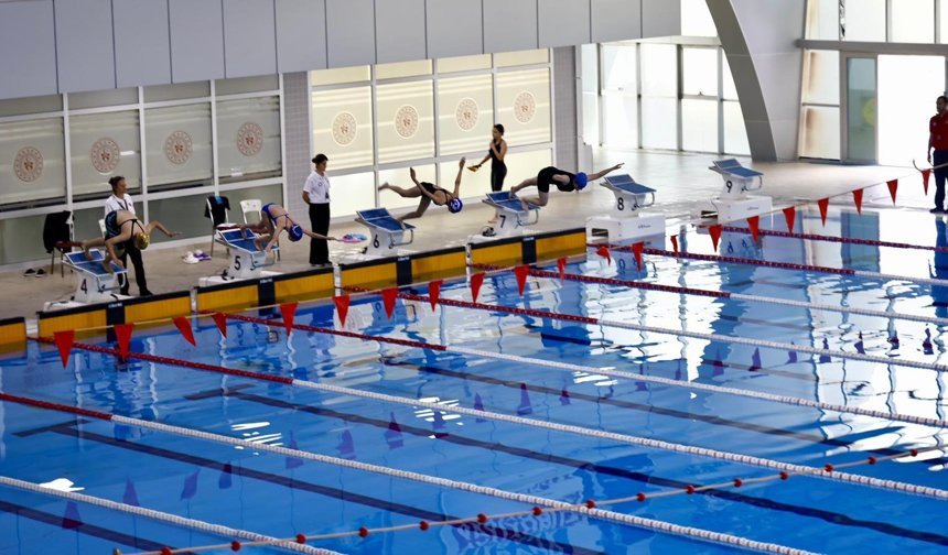 Gençlik Haftası’nda kulaçlar yarıştı