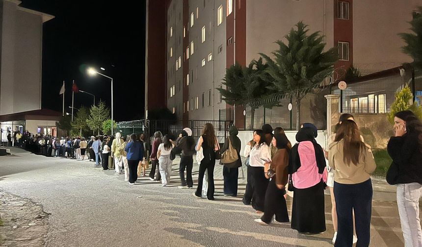 Konser çıkışı KYK yurt girişlerinde yoğunluk