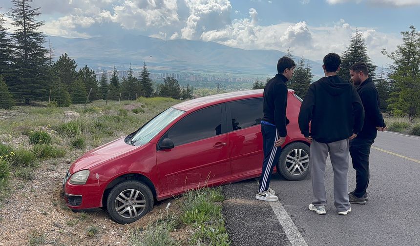 Koyunlu yolunda yoldan çıkan araca vatandaşlardan yardım