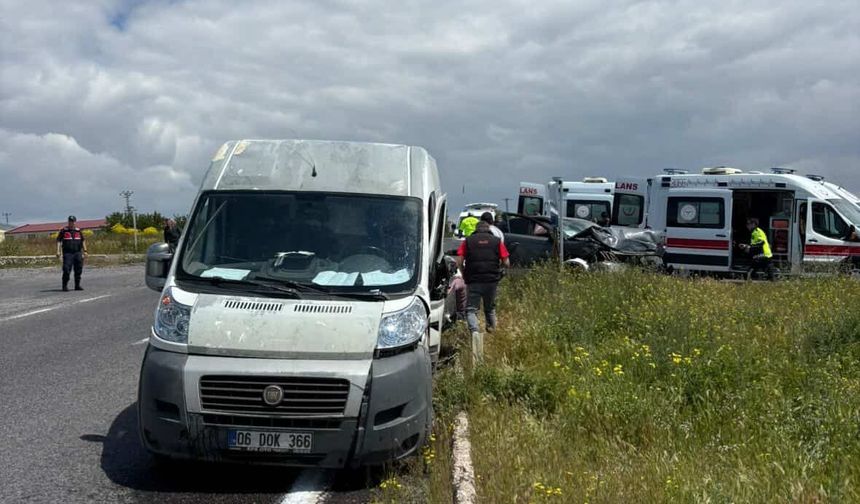 Bahçeli yolunda transit minibüsle otomobil çarpıştı: 2 yaralı