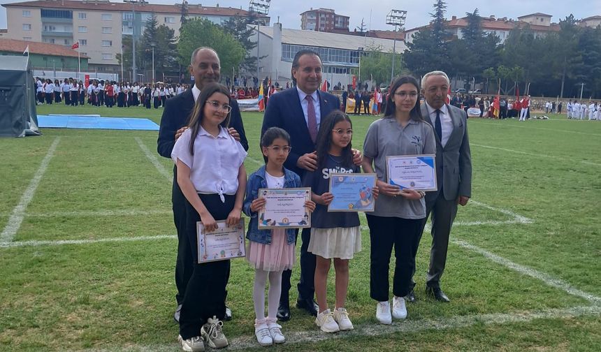 Bor Okuyor Projesi’nde dereceye giren öğrencilere ödül verildi