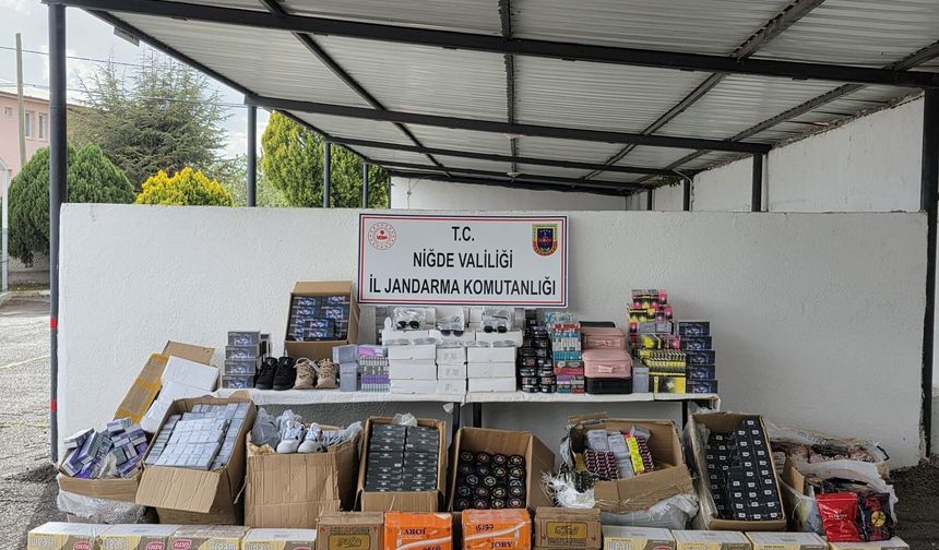 Niğde’de durdurulan araçtan binlerce kaçak ürün çıktı