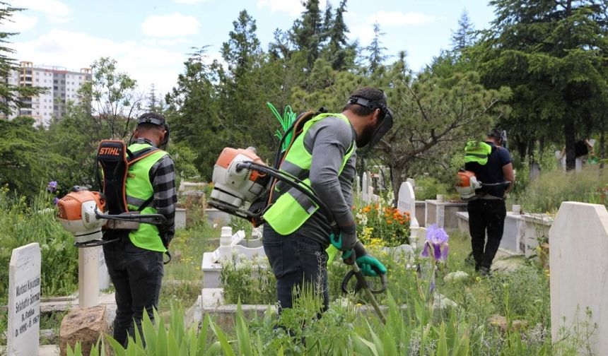Niğde’de mezarlıklar Kurban Bayramı ziyaretlerine hazırlanıyor