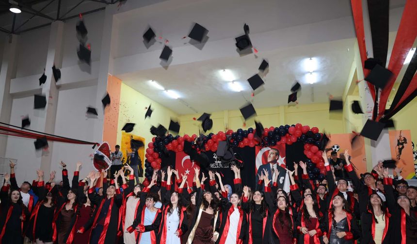 Niğde Yunus Emre Anadolu Lisesi’nde 32. dönem mezuniyet coşkusu