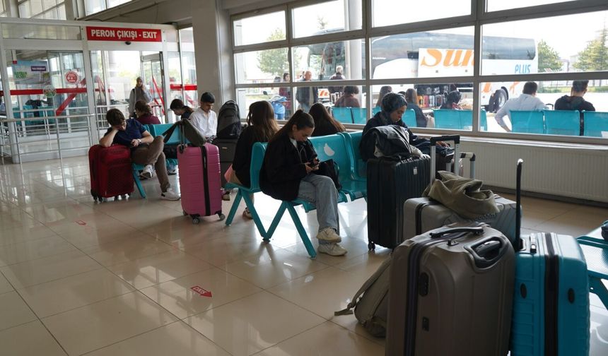 Niğde Otogarı’nda bayram yoğunluğu: Ek seferler de doldu