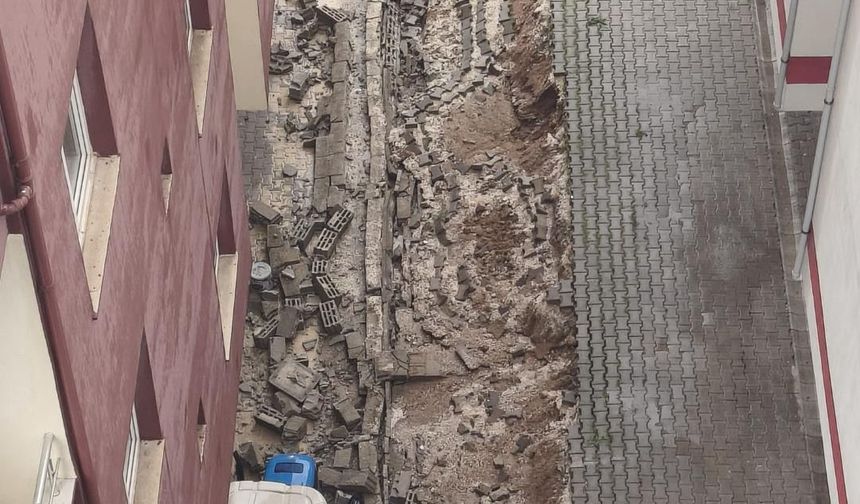 İlhanlı’da duvar çöktü
