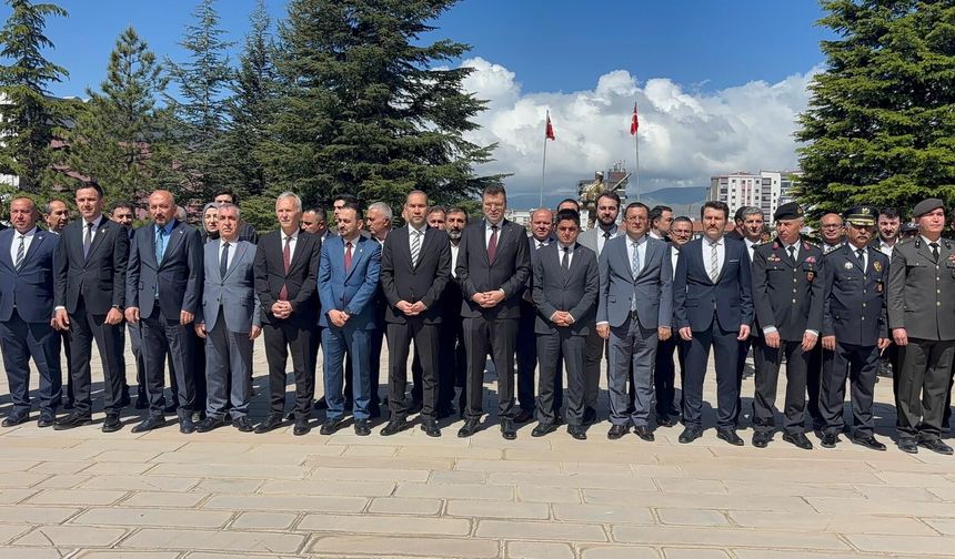 Bayramlaşma programı şehitlik ziyaretiyle başladı