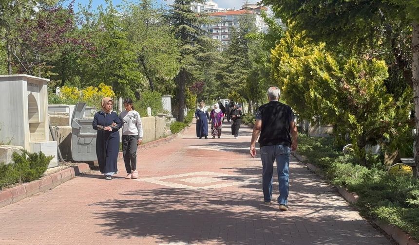 Niğde’de vatandaşlar arefe günü mezarlıklara akın etti
